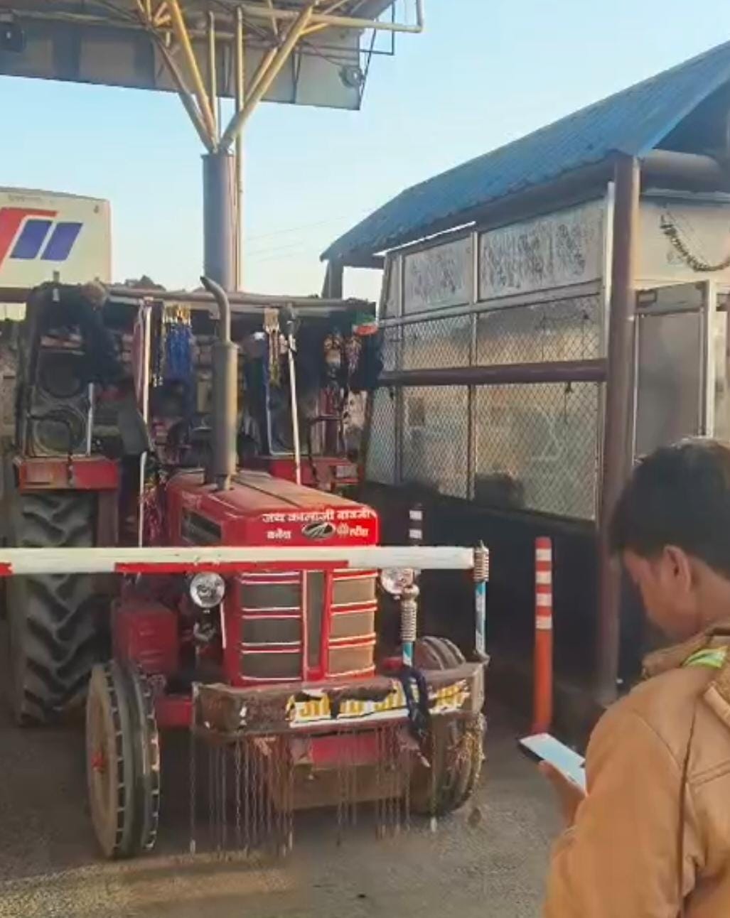 गंगरार टोल पर किसानों से मनमानी वसूली का आरोप, ट्रैक्टर चालक से पहले नकद मांग, फिर काटी ₹200 की रसीद 1 WhatsApp Image 2026 02 26 at 10.13.00 AM