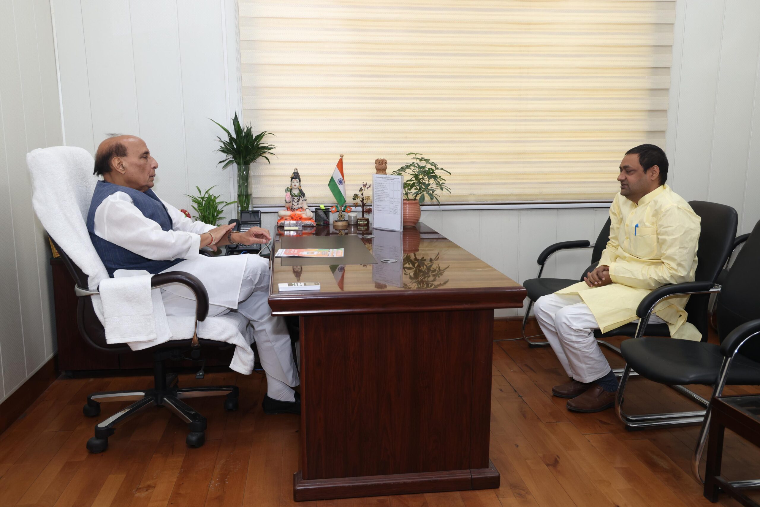 रक्षा मंत्री राजनाथ सिंह से मिले भाजपा नेता आफताब आलम, अल्पसंख्यकों को पार्टी से जोड़ने पर हुई विशेष चर्चा 1 IMG 20260318 WA0006 scaled