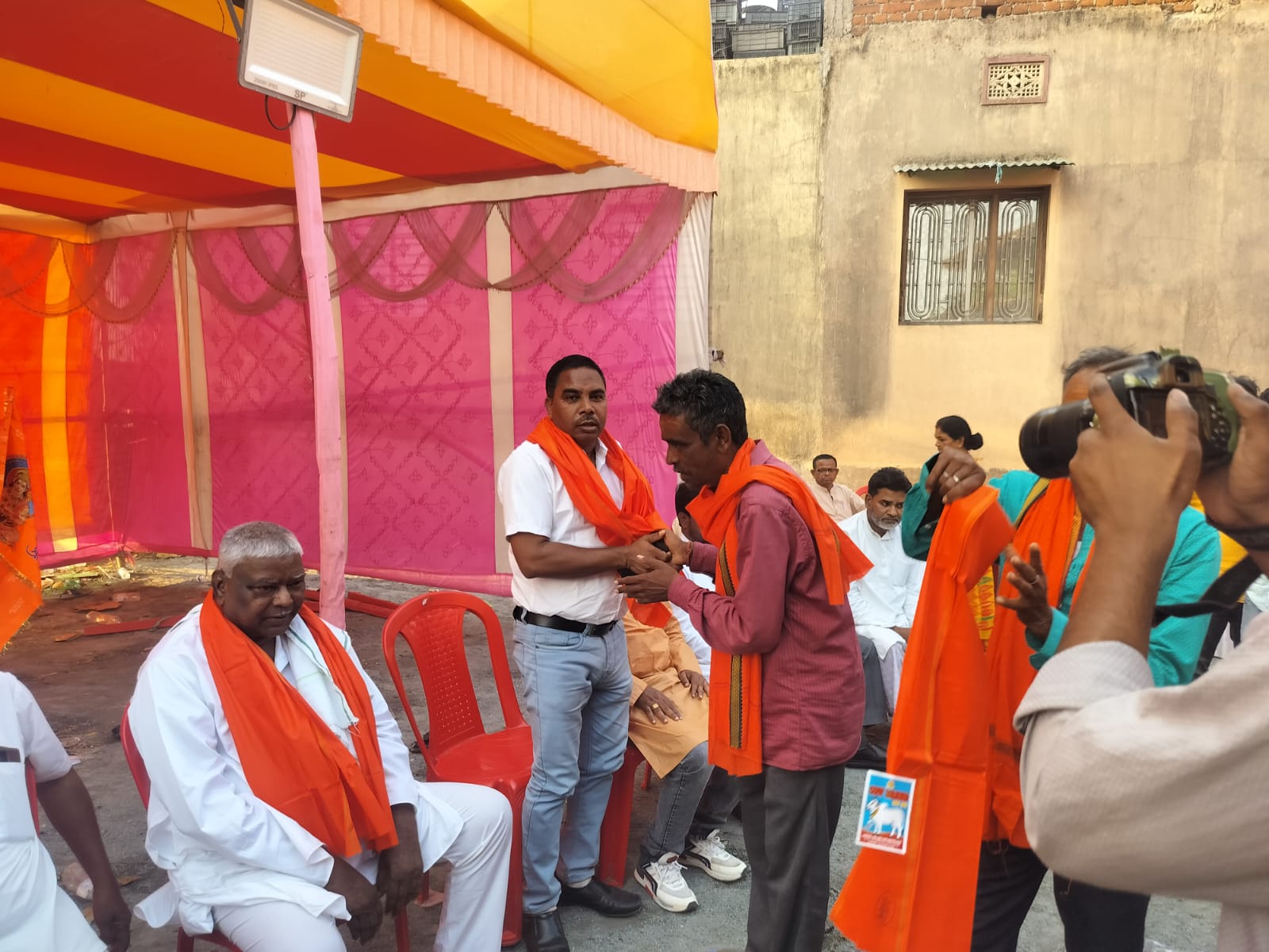 हनुमंत महायज्ञ के समापन सह भंडारे में पहुंचे टुण्डी विधायक 1 IMG 20260325 WA0010