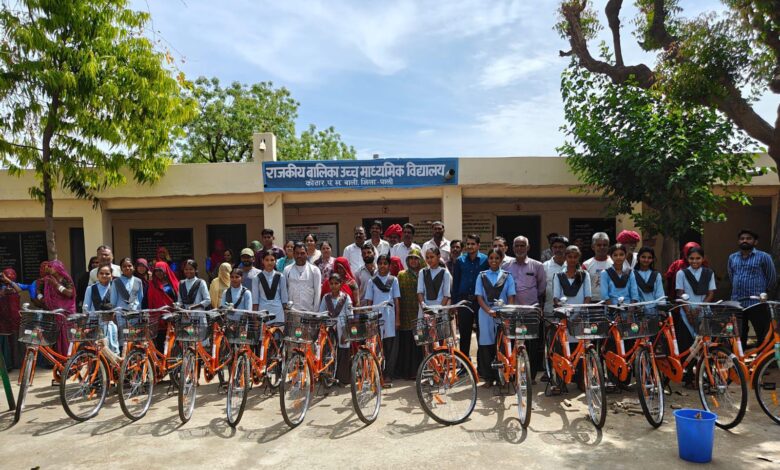 राजकीय बालिका उच्च माध्यमिक विद्यालय कोठार में सरकारी योजना से पढ़ाई को मिली रफ्तार कोठार में 13 छात्राओं को मिली निशुल्क 71 IMG 20260325 WA0052