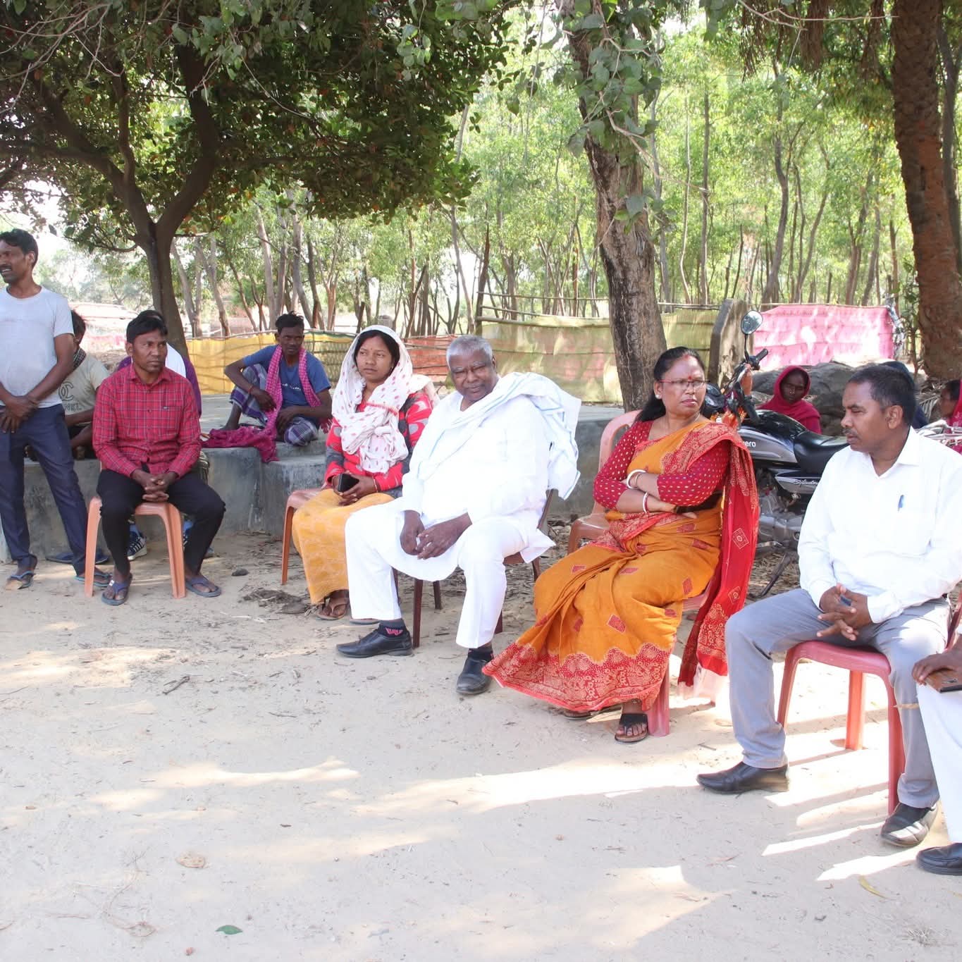 टुण्डी प्रमुख की भैसुर की आकस्मिक निधन पर विधायक एवं जिला परिषद सदस्या पहुंची और शोक संवेदना जताई 1 WhatsApp Image 2026 02 28 at 7.22.44 PM