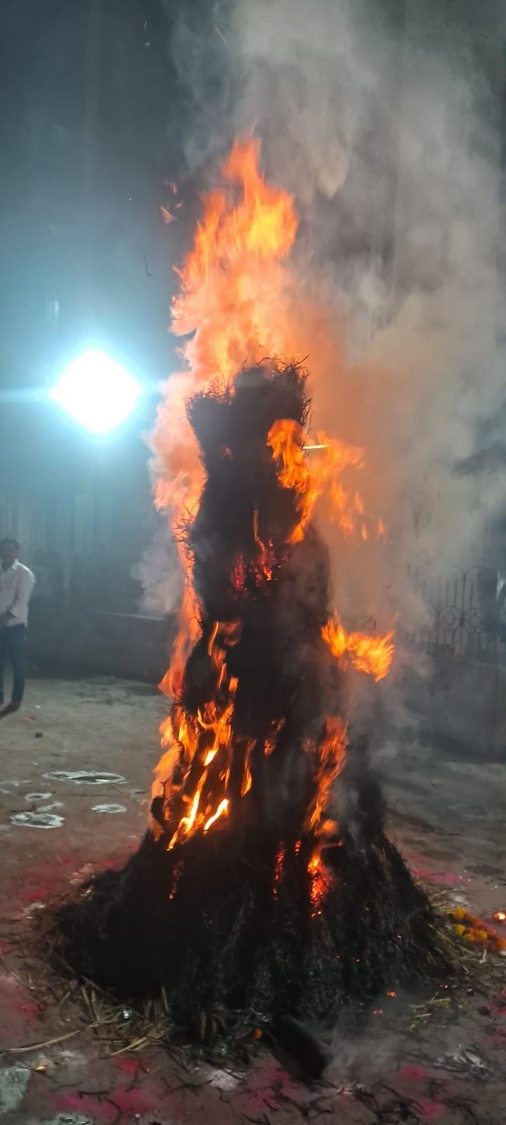 विजय सिंह पथिक नगर में शहर की सबसे विशाल होली, ऐतिहासिक जनसैलाब के बीच शांतिपूर्ण संपन्न हुआ भव्य होलिका दहन 1 WhatsApp Image 2026 03 02 at 10.36.28 PM