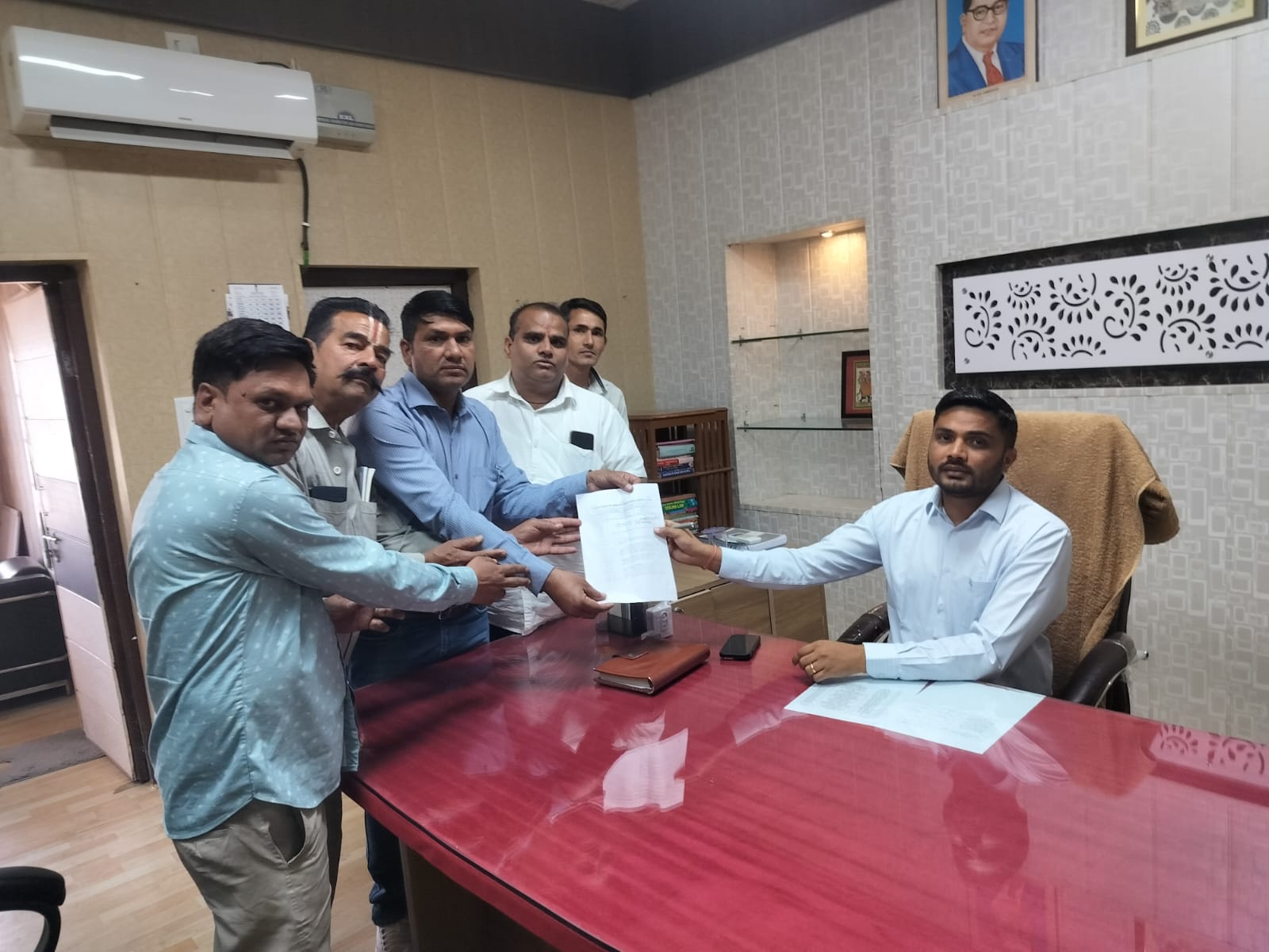 चार सूत्रीय मांगों को लेकर सहकारी कर्मचारियों ने सौंपा ज्ञापन 1 WhatsApp Image 2026 03 16 at 3.45.03 PM