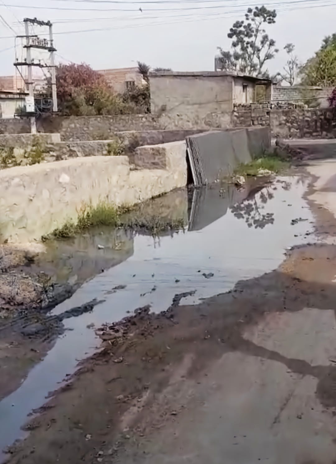 नाली बंद, गंदगी सड़क पर