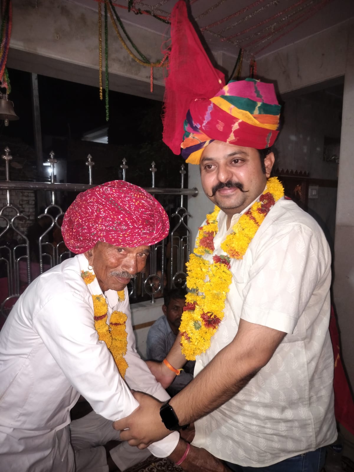 मेघवाल समाज में सी सी रोड बनाने पर सरपंच प्रतिनिधि का सम्मान किया 1 WhatsApp Image 2026 03 22 at 5.00.50 PM