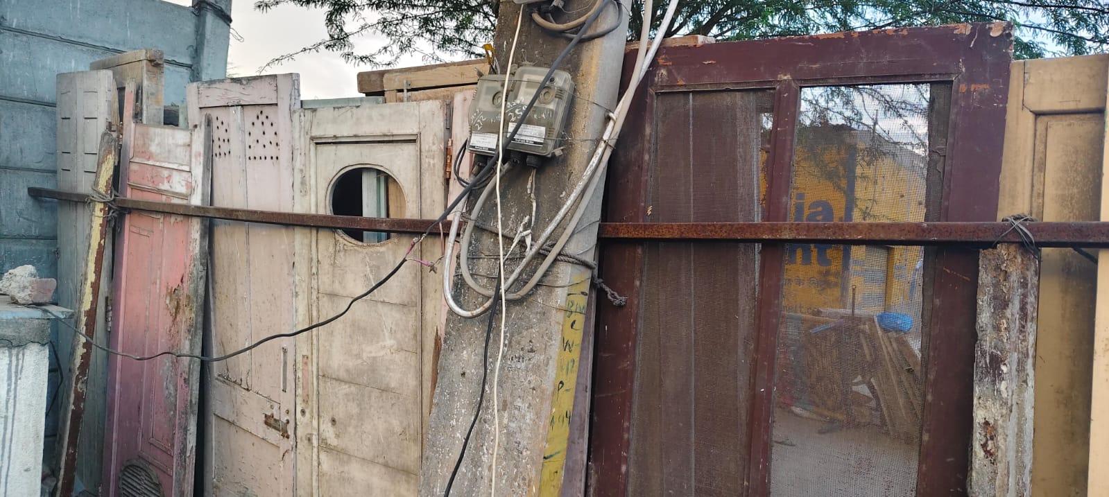 खुले बिजली तारों का जाल बना जानलेवा खतरा, कभी भी हो सकता है बड़ा हादसा 1 WhatsApp Image 2026 03 30 at 7.20.08 PM