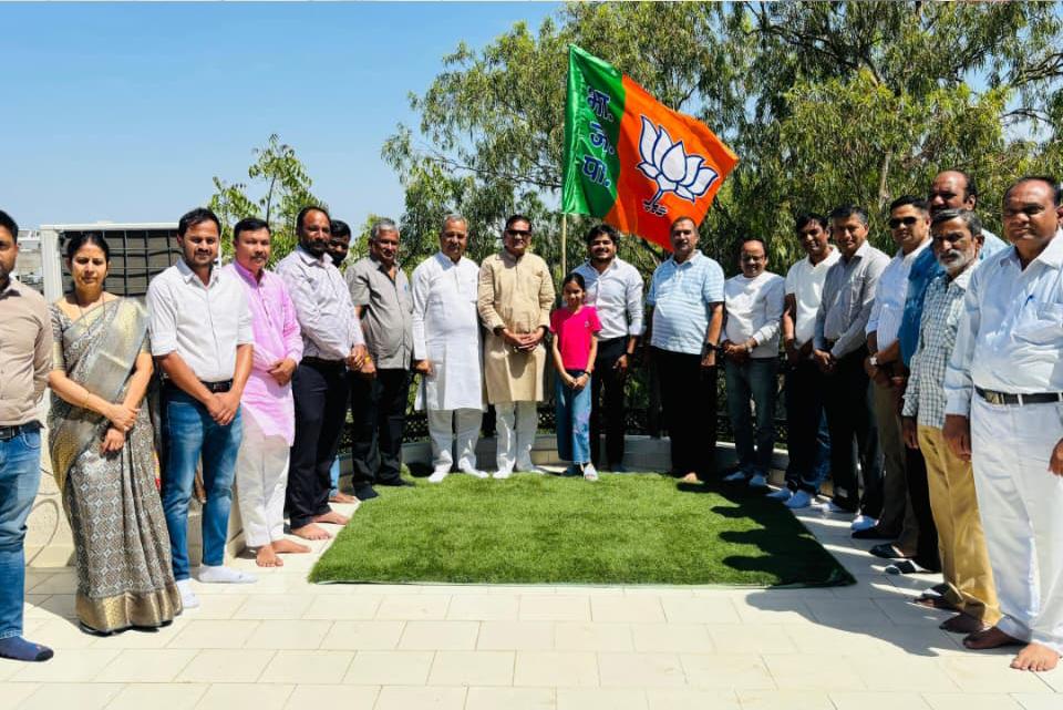 भाजपा स्थापना दिवस पर विधायक कोठारी निवास पर हुआ ध्वजारोहण 1 WhatsApp Image 2026 04 07 at 4.38.47 PM