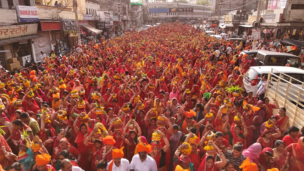 भीलवाड़ा में आस्था का महासागर: 2100 महिलाओं की भव्य कलश यात्रा, आज से शुरू होगी पंडित प्रदीप मिश्रा की शिव महापुराण कथा 1 2100