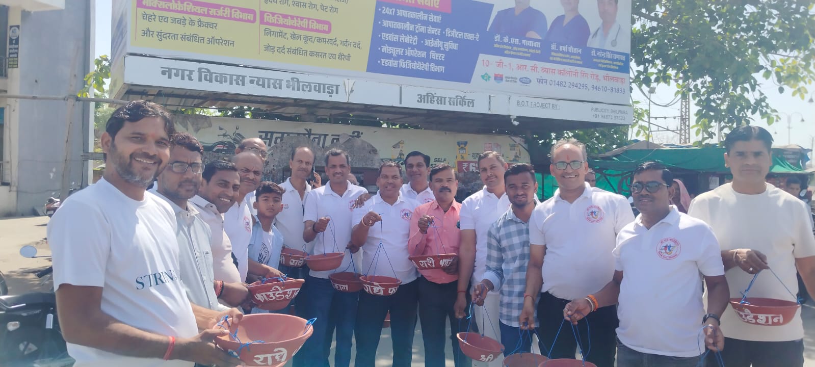 राधे फाउंडेशन ने परिंडे वितरित कर दिया पक्षियों के संरक्षण का संदेश 1 WhatsApp Image 2026 04 12 at 2.03.06 PM