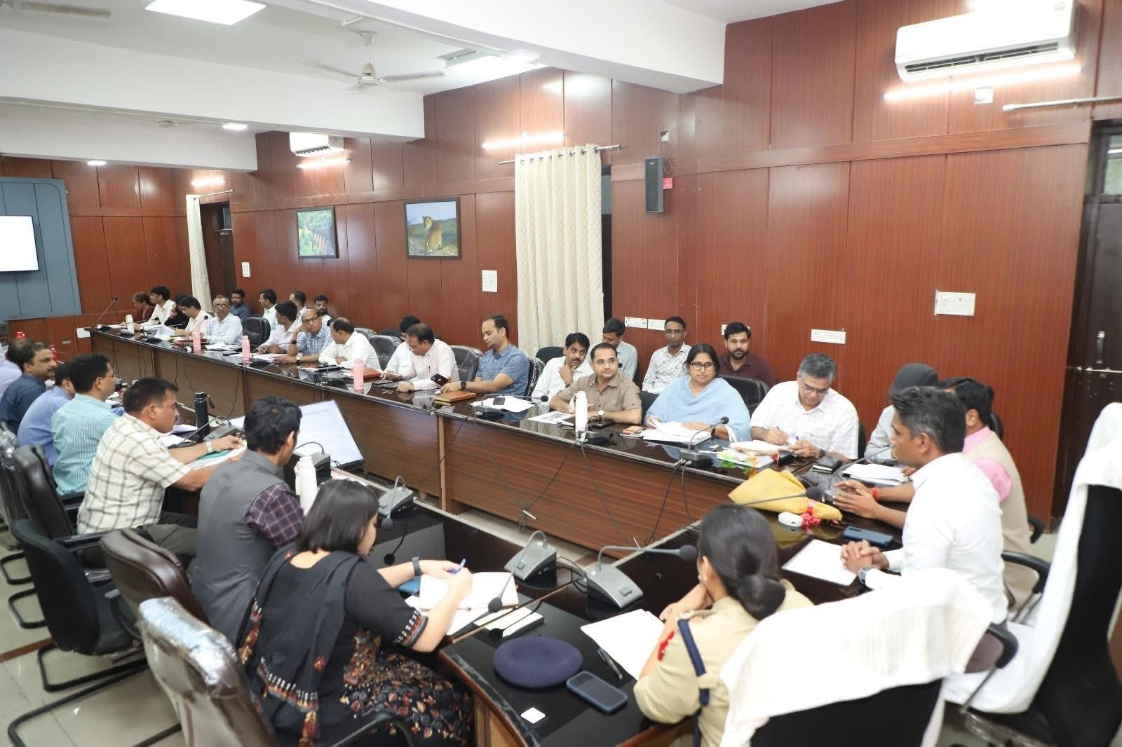 पाली में प्रभारी सचिव पी. रमेश की समीक्षा बैठक, योजनाओं के समयबद्ध क्रियान्वयन पर जोर 1 img 3