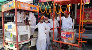 फ्री कुल्फी लेते हुए लोग कोटड़ी बस स्टैंड 2026