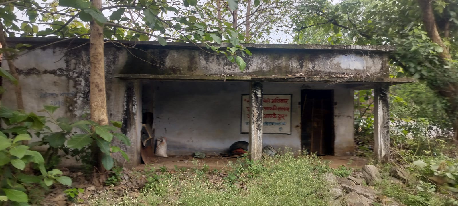 सामुदायिक विकास भवन धधकीटांड़ कभी भी हो सकती है जमींदोज 1 IMG 20260515 WA0043