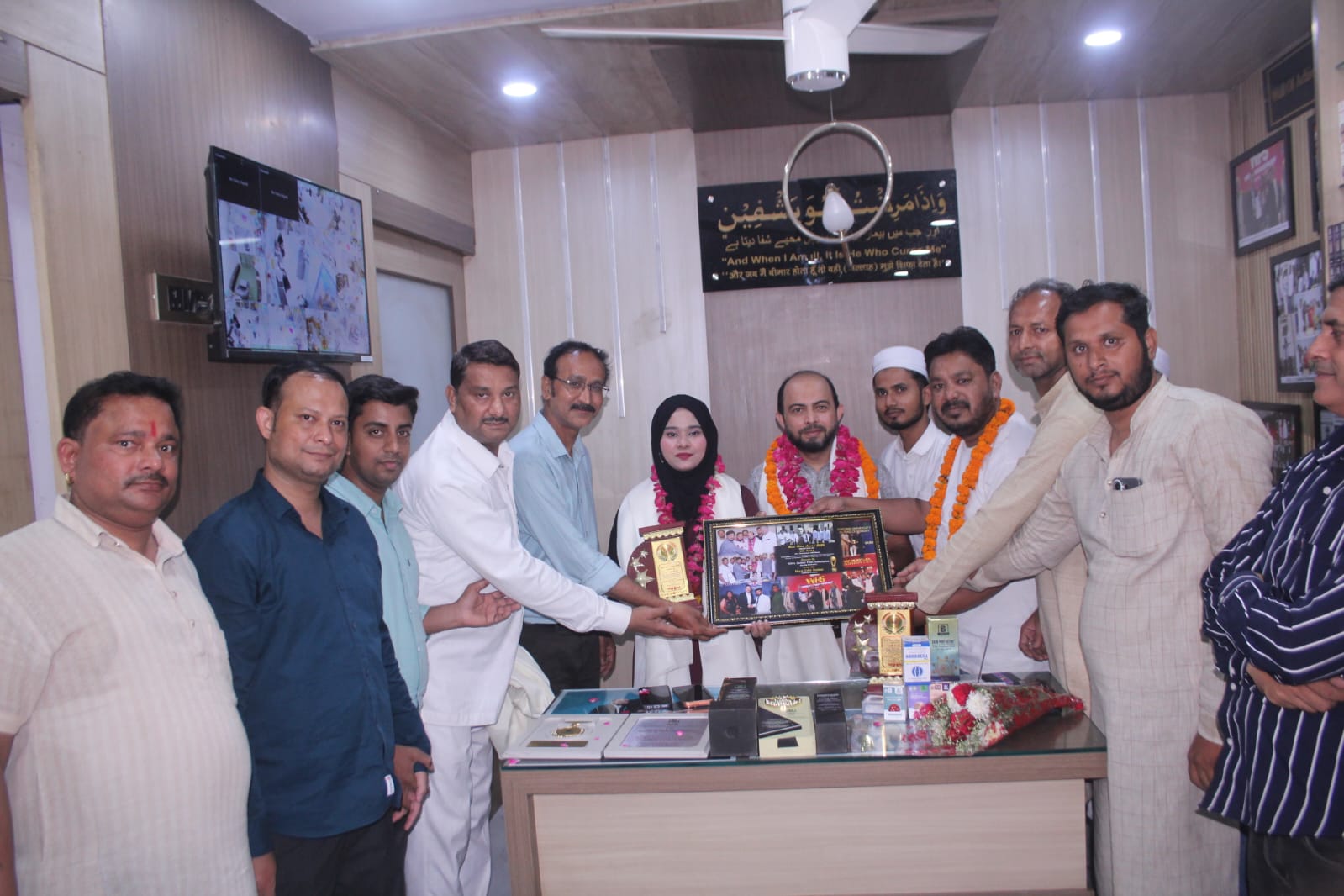 जौहर एसोसिएशन ने कानपुर का मान बढ़ाने वाले होम्योपैथी चिकित्सक डॉ राजा व डाॅ सना राजा को “रियल होम्यो हिरो एवार्ड” से सम्मानित किया 1 IMG 20260518 WA0036