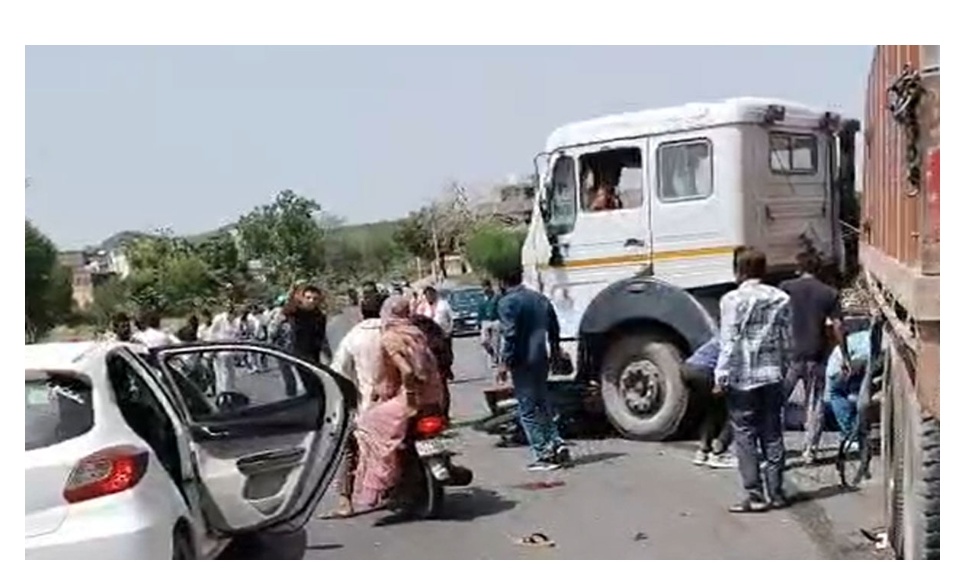 राजसमंद में दर्दनाक हादसा! बेकाबू ट्रेलर ने परिवार को कुचला, 3 की मौके पर मौत 1 WhatsApp Image 2026 05 24 at 3.14.01 PM